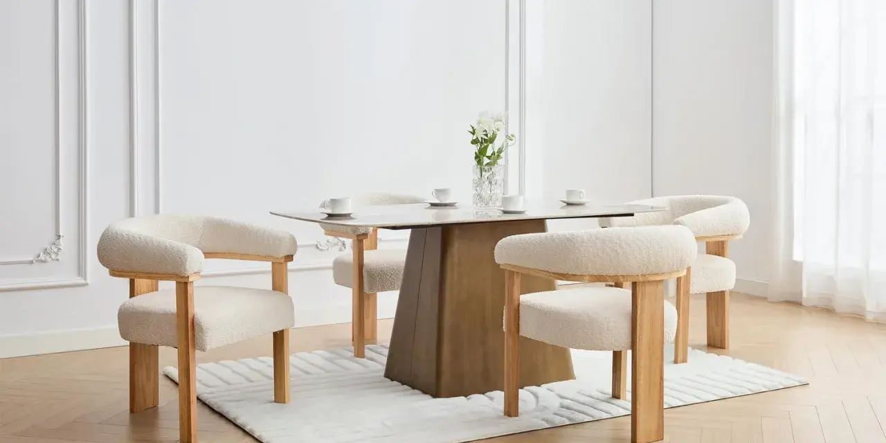 Sillas de comedor con tapizado de borrego, un ejemplo de tendencias telas para tapizar sillas de comedor, que aportan calidez y estilo.