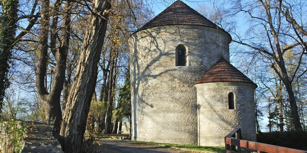 Kamienna wieża na górze zamkowej w Cieszynie, otoczona jesiennymi drzewami.