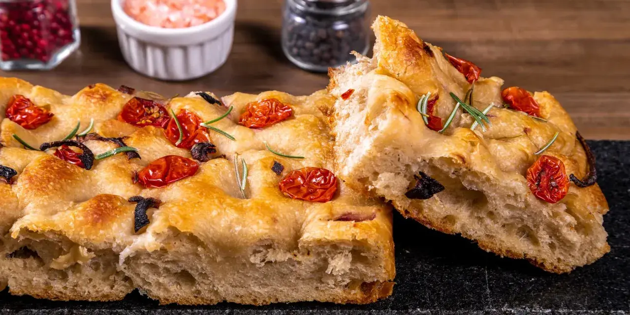 Pyszna, oryginalna włoska focaccia z pomidorkami i rozmarynem. Idealna na przekąskę lub dodatek do dania.