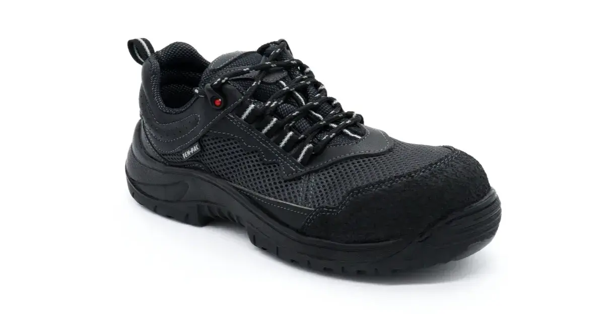 Bota de seguridad negra, con cordones blancos y grises. Ideal para evitar la caducidad de tus pies en el trabajo.