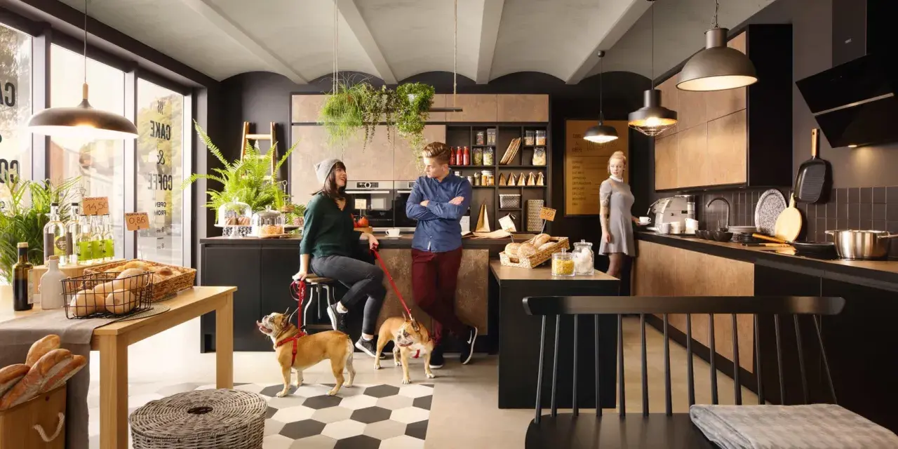 Młodzi Polacy wybierają coliving zamiast kawalerki: wspólna kuchnia, psy i towarzystwo to prawdziwe powody.