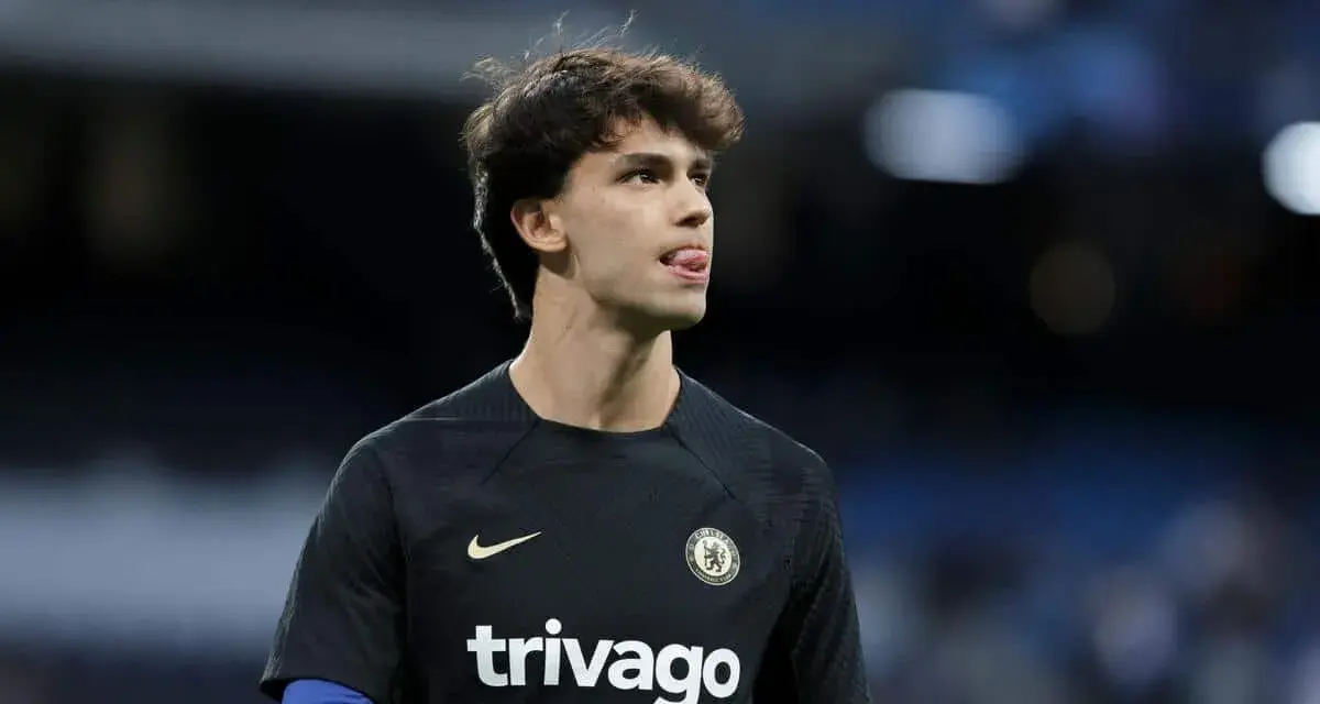 João Félix, z językiem na wierzchu, w koszulce Chelsea. Jego daty dołączenia do klubu są ważnym momentem w karierze.