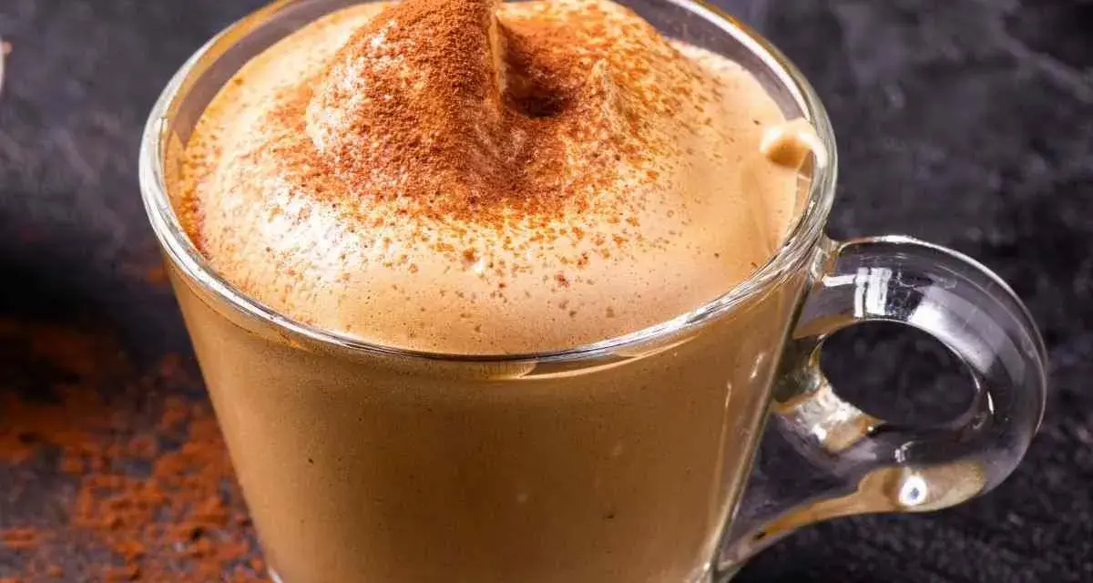 Crema di caffè come al bar con solo 3 ingredienti, spolverata di cacao. Una delizia cremosa e veloce da preparare.