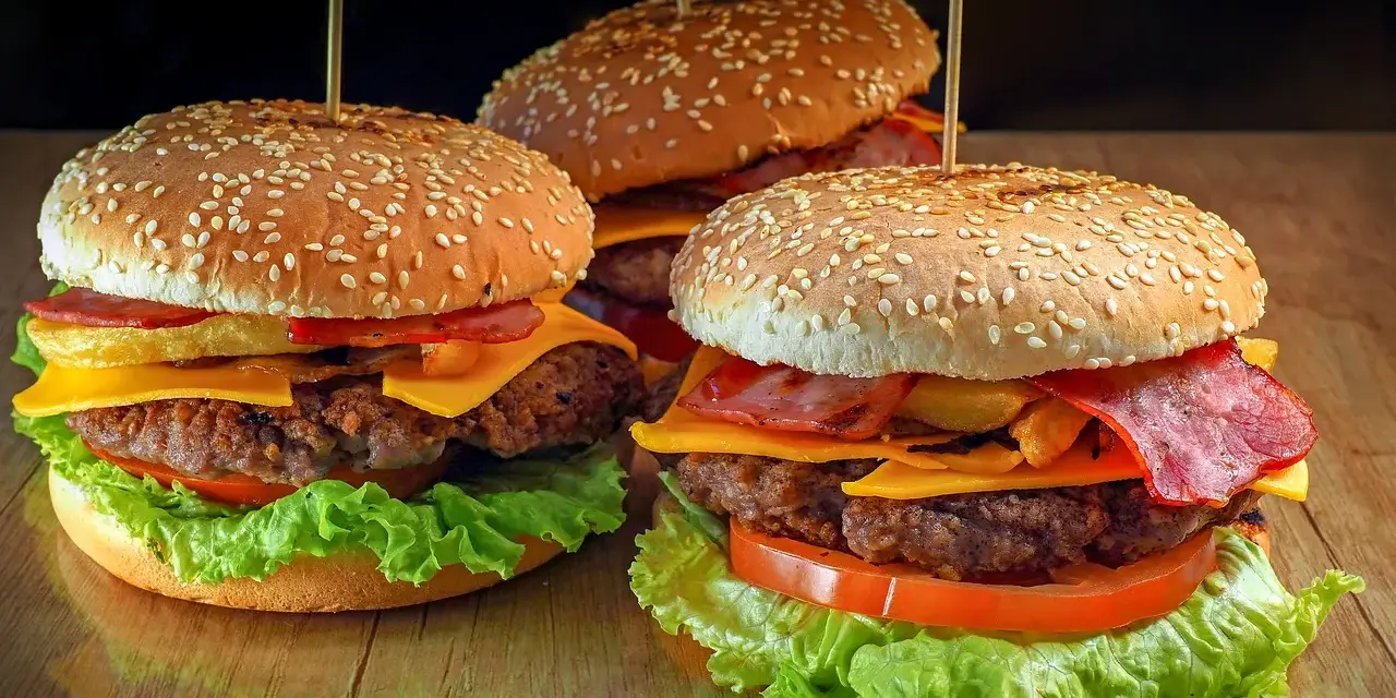 Twój idealny burger: Co dodać do mięsa dla smaku i soczystości?