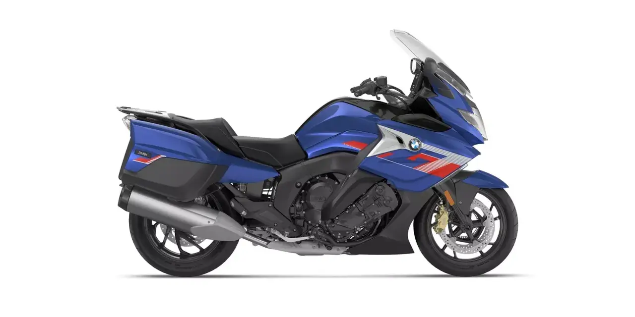 Niebieski motocykl BMW K1600GT z czerwonymi akcentami. Sprawdź bmw k1600gt dane techniczne, aby poznać szczegóły.