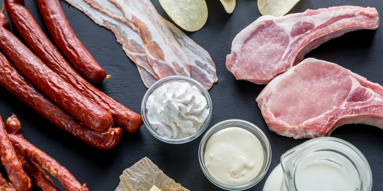 Kiełbasa, boczek, kotlety, śmietana, chipsy – to przykłady produktów, które pokazują, ktore tluszcze sa niezdrowe.