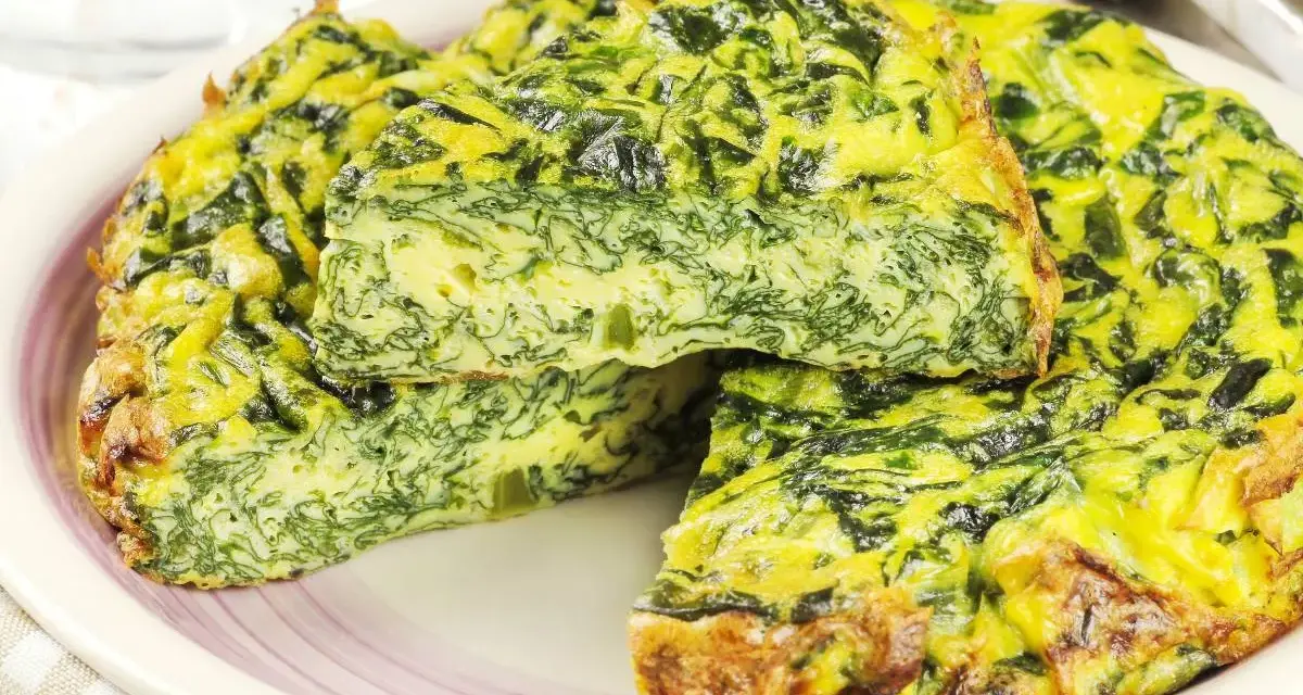 Pyszne śniadanie bez chleba: frittata ze szpinakiem i jajkiem. Aromatyczna, zielona i sycąca.