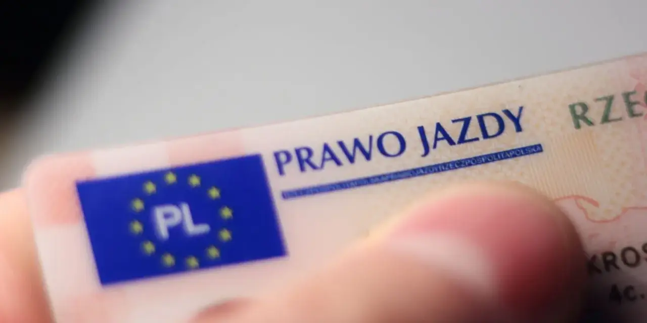Zbliżenie na polskie prawo jazdy z flagą UE i napisem "PRAWO JAZDY".