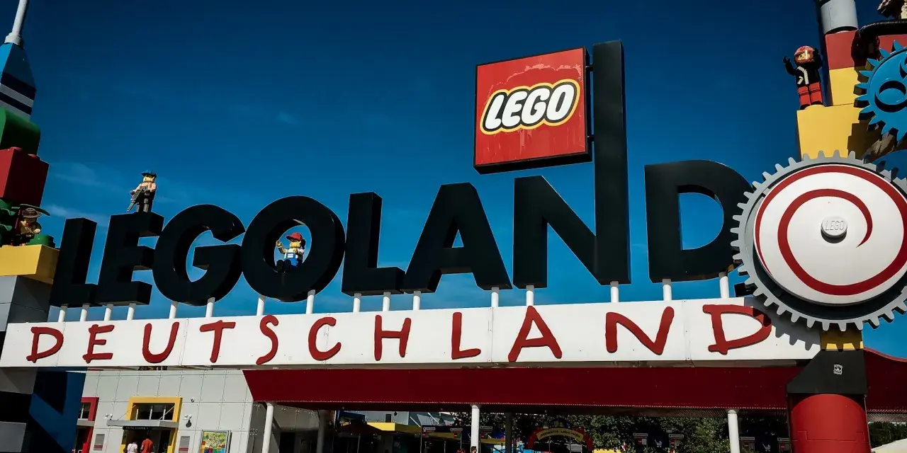 Eingang zum LEGOLAND Deutschland. Tolle Legoland Erfahrungen warten auf Familien.