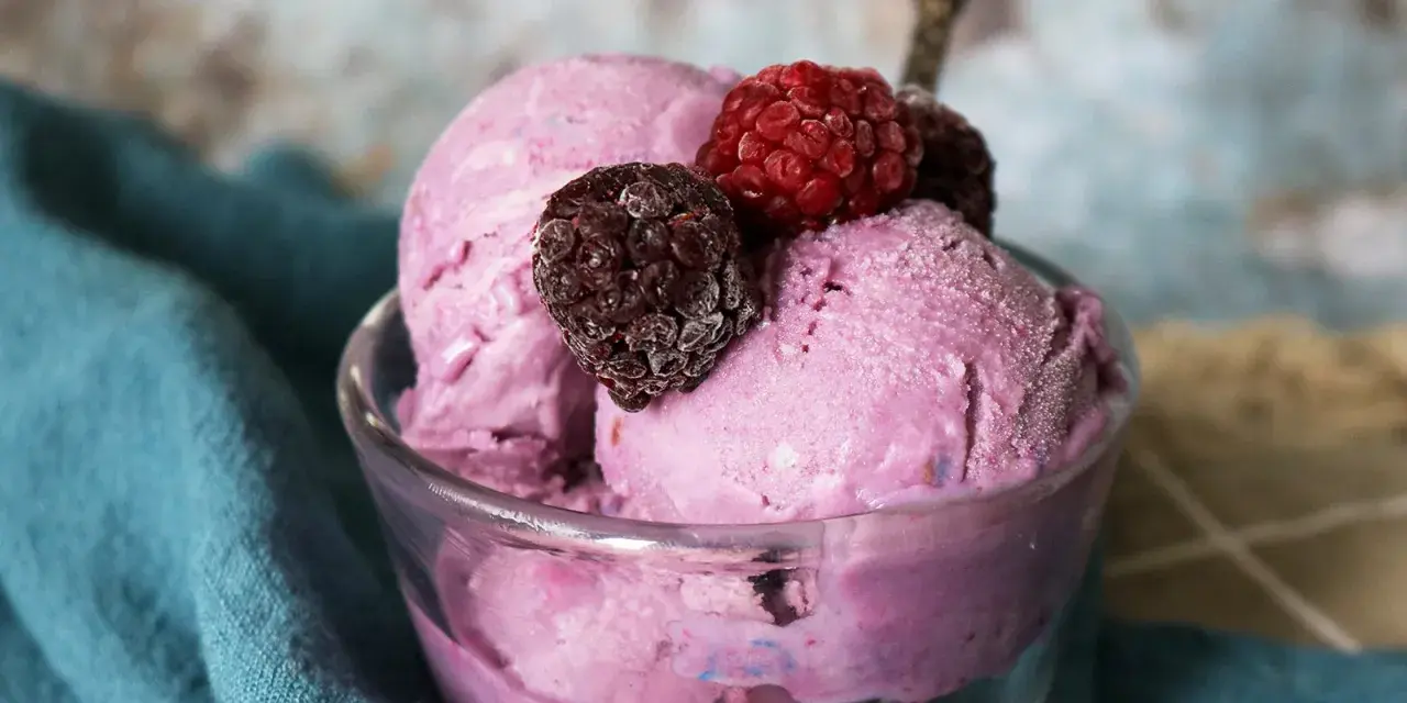 Schon probiert, Brombeereis selber machen? Dieses lila Eis mit frischen Beeren ist ein Genuss!