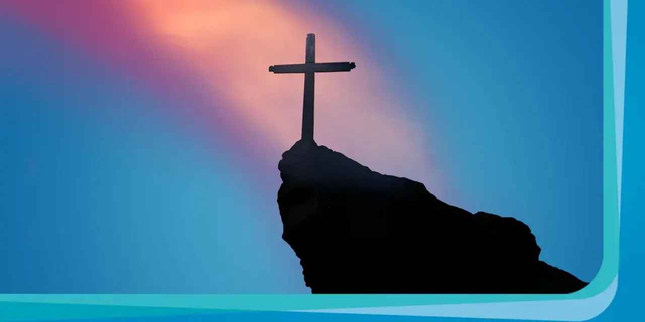 Ein Kreuz ragt auf einem Felsen empor, vor einem farbenprächtigen Himmel. Ein Symbol für Karfreitag und die Hoffnung, die in den Karfreitag Bibelversen liegt.