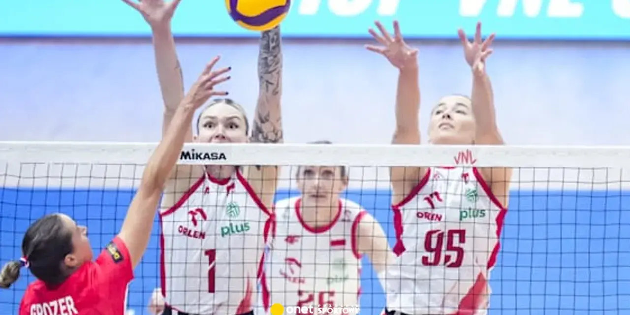Siatkarki walczą o piłkę nad siatką. W tle widać fragmenty trybun i logo VNL. To emocjonujący moment z włoskiej ligi siatkówki mężczyzn.