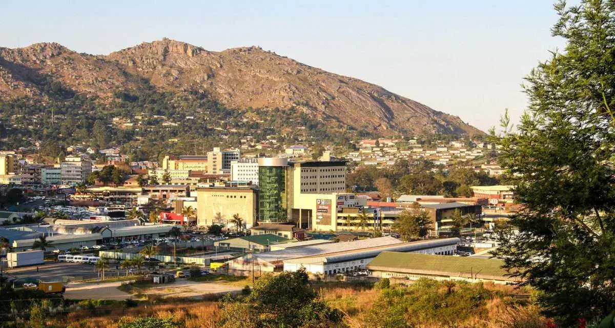 Widok na miasto Mbabane, z górami w tle. Budynki mieszkalne i komercyjne tworzą krajobraz z Mbabane.