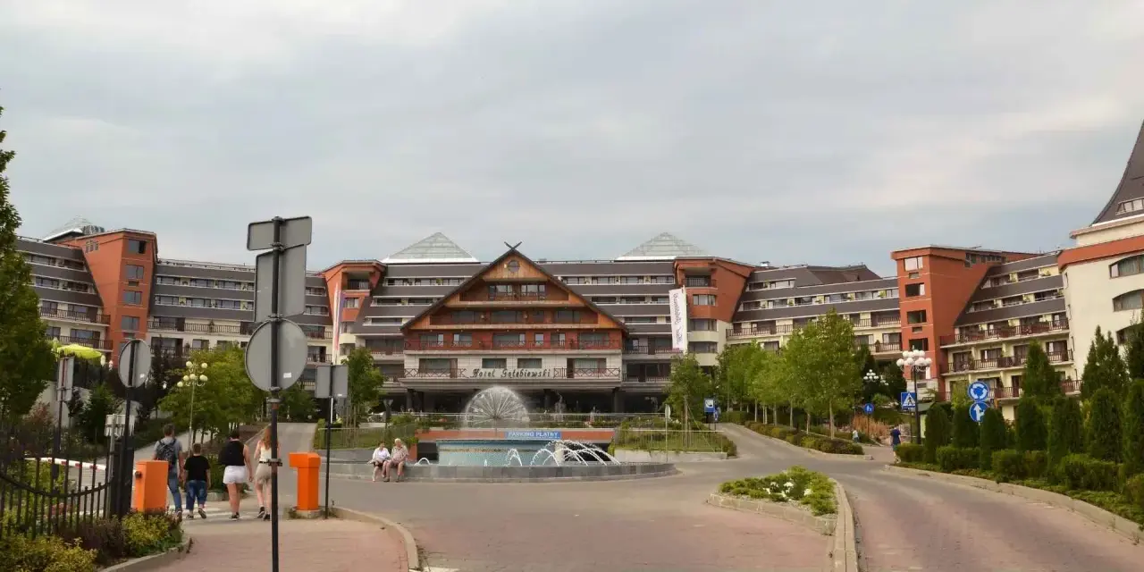Hotel Gołębiewski w Karpaczu z fontanną przed wejściem. Kamery hotelowe zapewne uchwyciły ten widok.