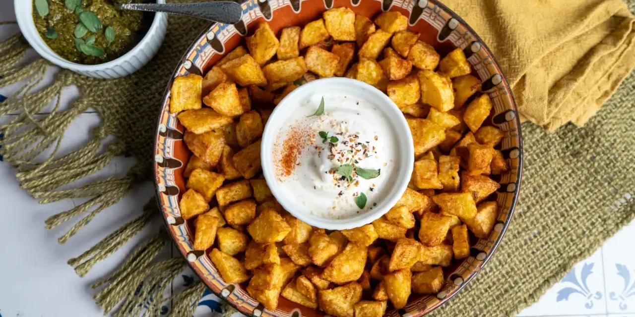 Knusprige Kartoffelwürfel mit Dip – ein einfaches Gericht, das zeigt, wie vielseitig Kartoffeln als Hauptspeise sind. Dazu passt ein frischer Kräuterquark.