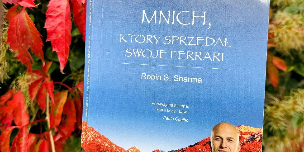 Okładka książki "Mnich, który sprzedał swoje Ferrari" Robina S. Sharmy na tle jesiennych liści.