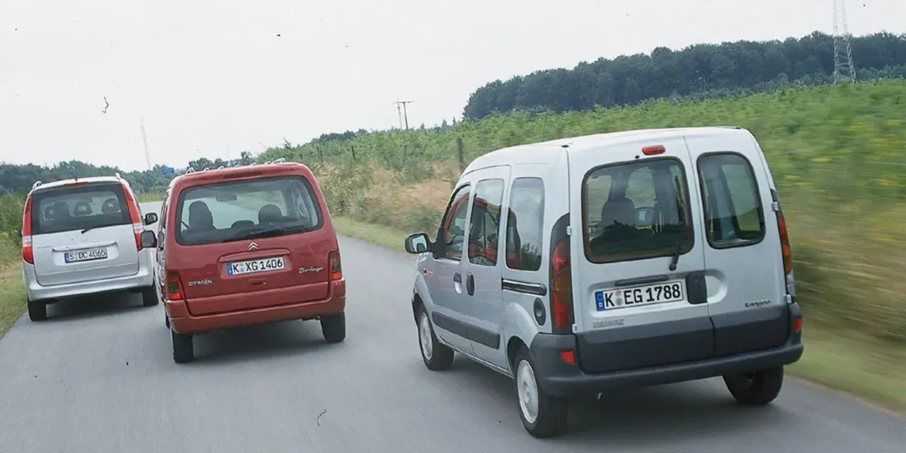 Porównanie aut: srebrny Mercedes Vaneo, czerwony Citroen Berlingo i srebrny Renault Kangoo. Wady i zalety tych modeli w praktyce.
