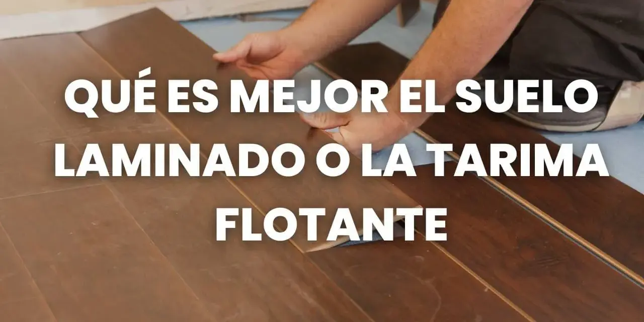 Man installing wooden planks, comparing the diferencia entre parquet y tarima flotante.