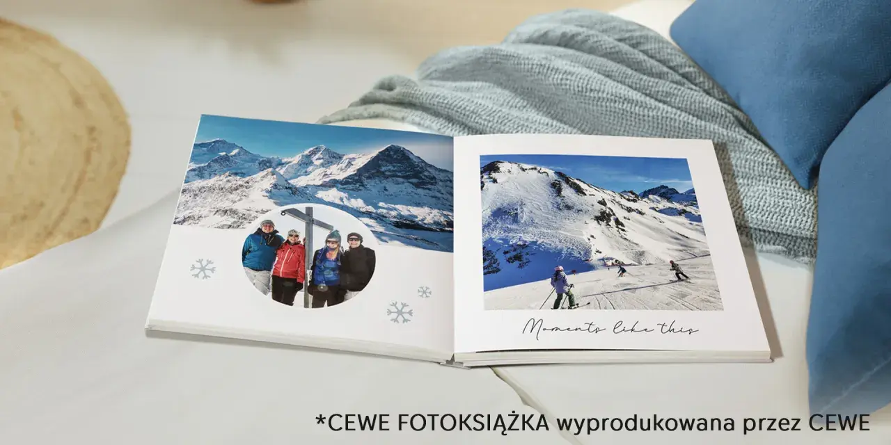 Otwarta fotoksiążka z zimowymi zdjęciami gór i narciarzy. Idealna aplikacja do wywoływania zdjęć, by zachować wspomnienia.