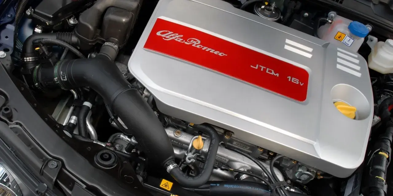 Silnik Alfa Romeo 1.9 JTD 16v, czysty i zadbany, gotowy do pracy.