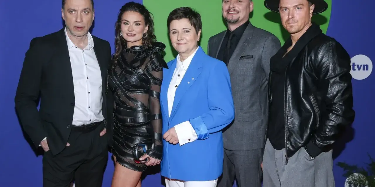Pięcioosobowa detektywi obsada pozuje do zdjęcia. W centrum kobieta w niebieskiej marynarce, po jej bokach aktorzy w eleganckich strojach i skórzanych kurtkach.