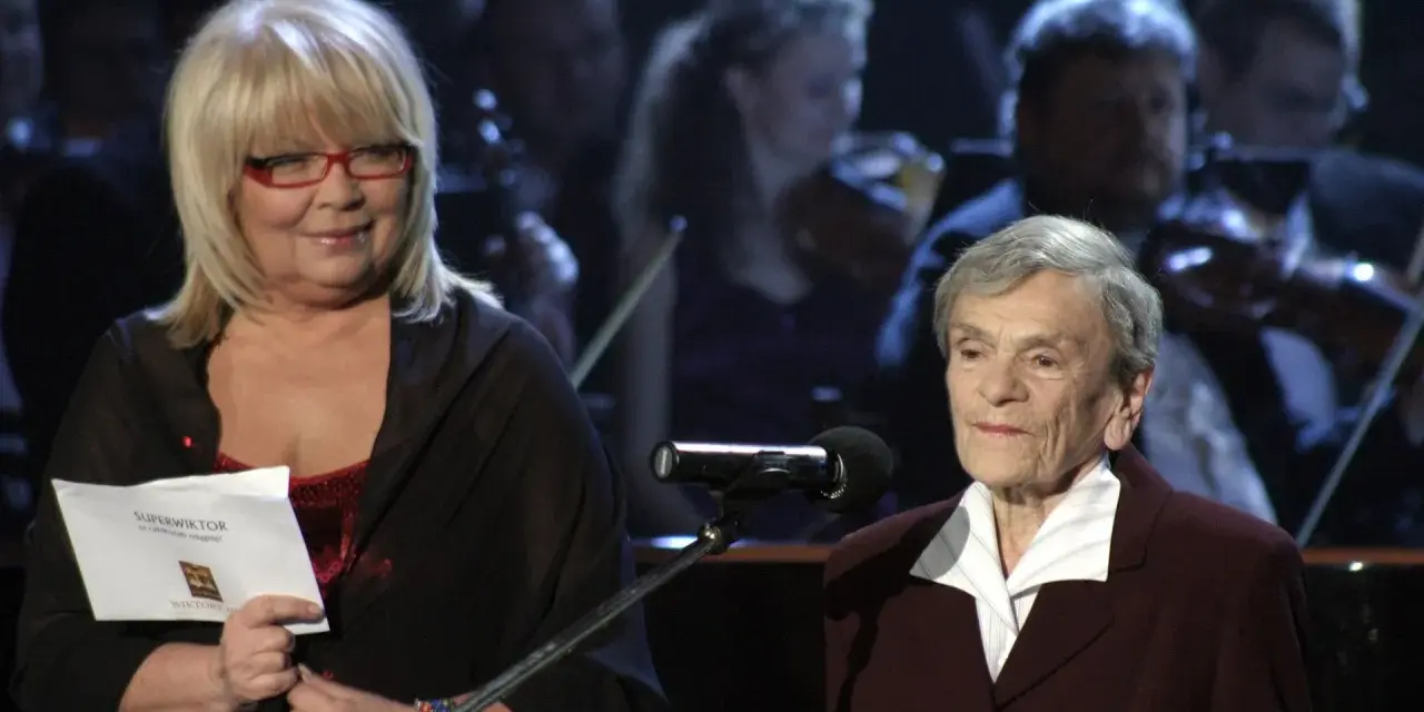 Krystyna Feldman z córką na scenie. W tle orkiestra.