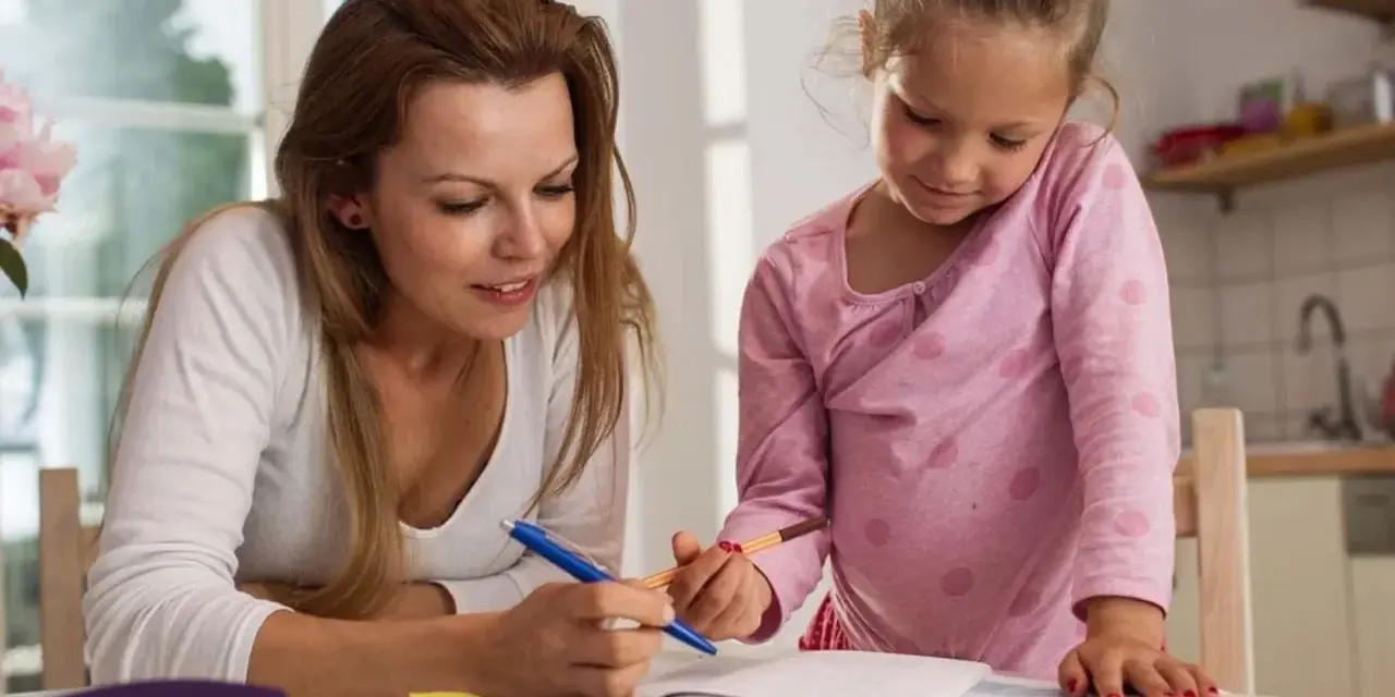 Mama i córka uczą się razem, wspierając edukację domową.