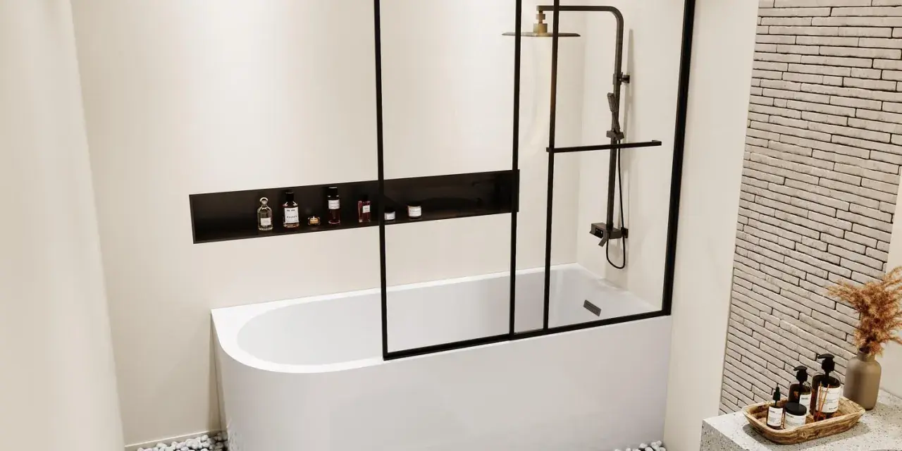 Salle de bain moderne avec baignoire blanche, paroi de douche noire et étagère murale. La taille baignoire semble parfaite pour un moment de détente.
