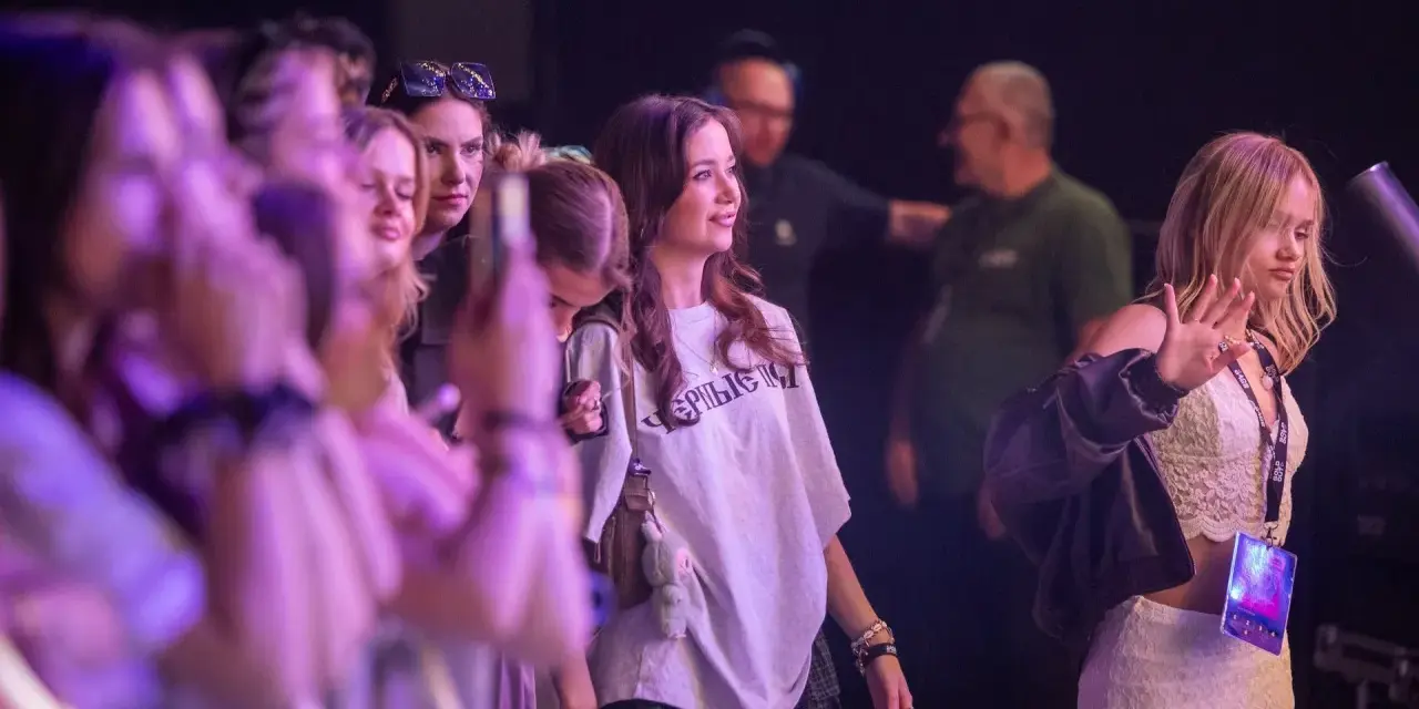 Młode kobiety na koncercie, czekające na występ. W tle widać innych uczestników. To z pewnością niezapomniany festiwal ekipy 2026!