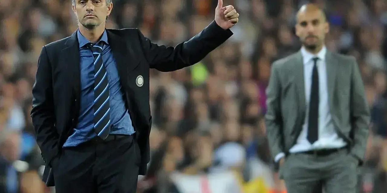 Jose Mourinho, mistrz taktyki **catenaccio**, daje kciuk w górę. W tle stoi Pep Guardiola.