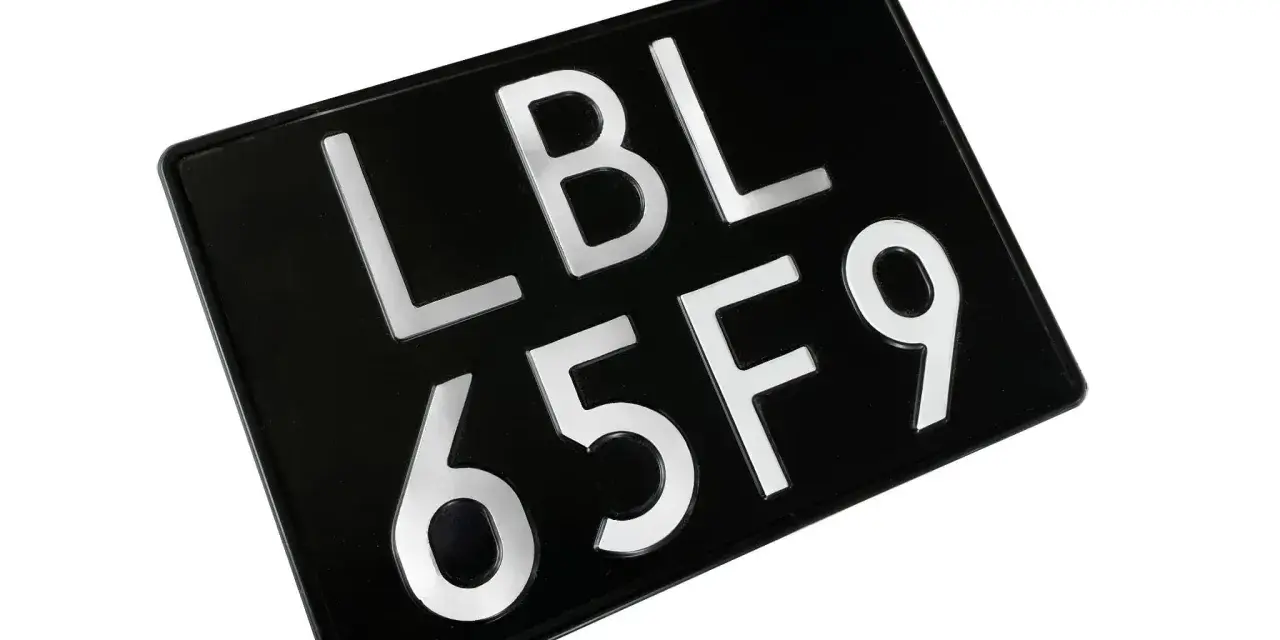 Czarna tablica rejestracyjna LBL 65F9, gotowa do montażu na pojeździe.