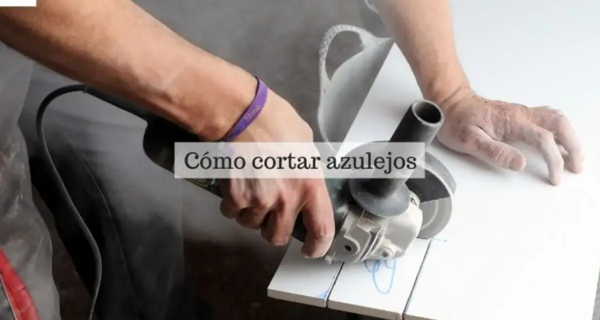 Man con amoladora cortando porcelánico, creando líneas de corte con lápiz azul.