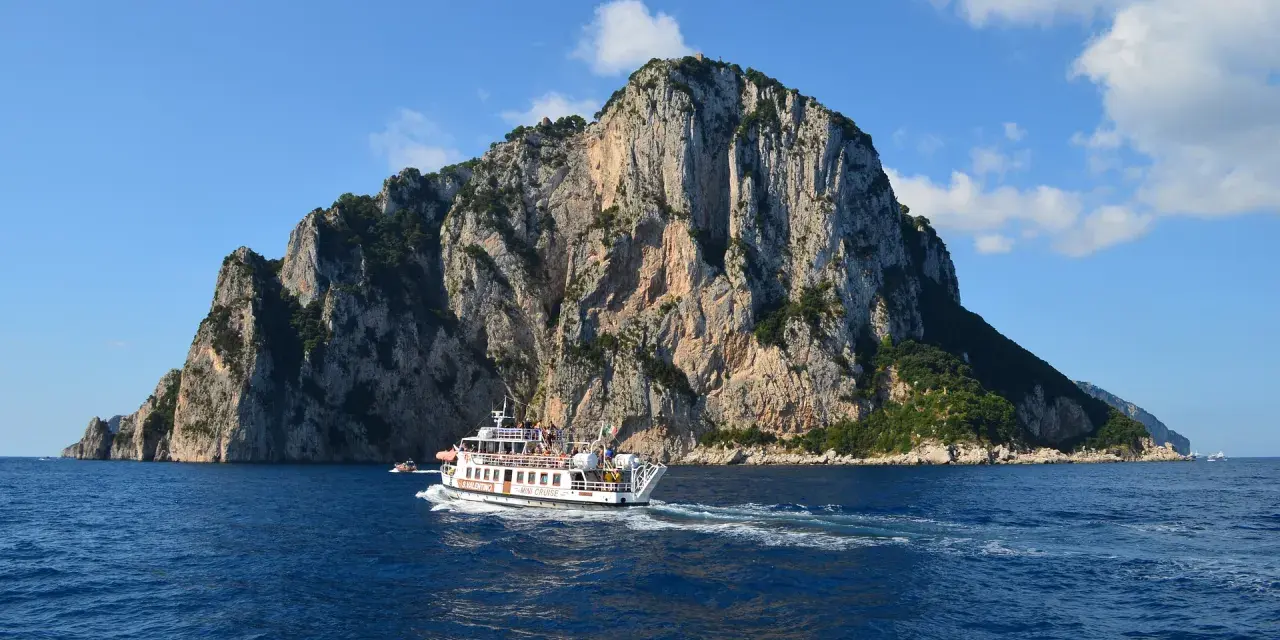 Rejs statkiem "S. Valentino" przy skalistych brzegach Capri. Idealne miejsce na wakacje!