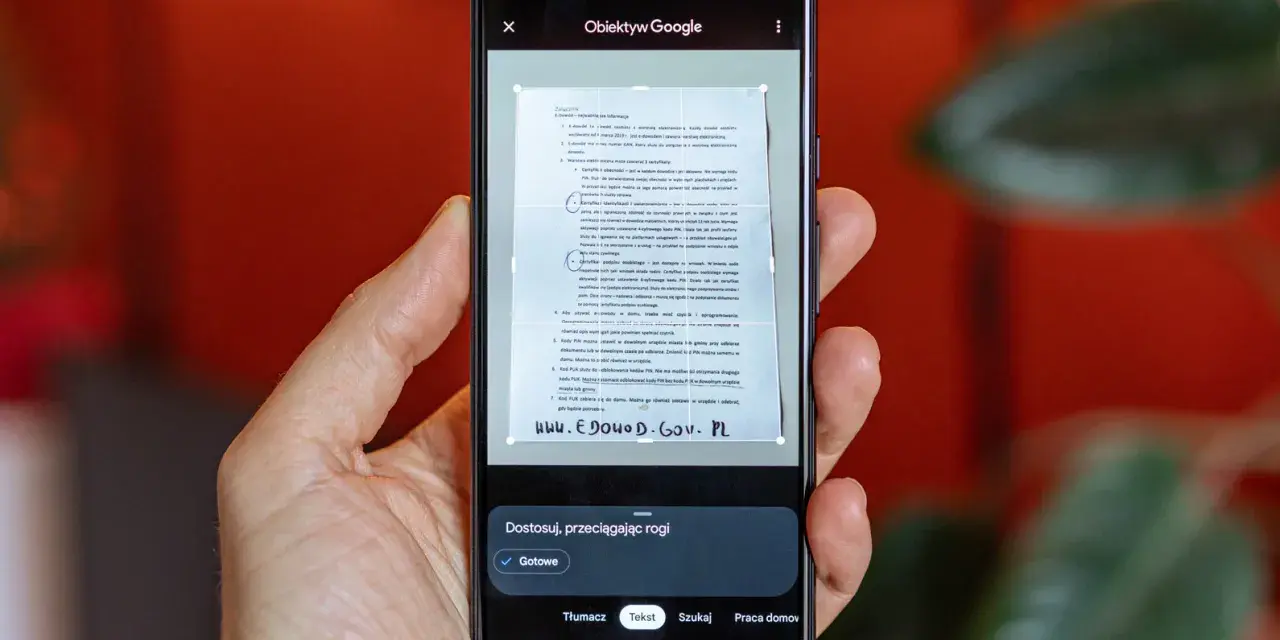 Telefon skanuje dokument, pokazując, jak zeskanować zdjęcie telefonem. Widoczny jest interfejs aplikacji Obiektyw Google.