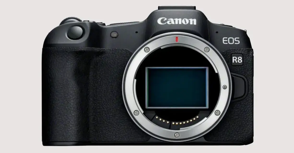 Czarny korpus aparatu fotograficznego Canon EOS R8 z widocznym sensorem i mocowaniem obiektywu.