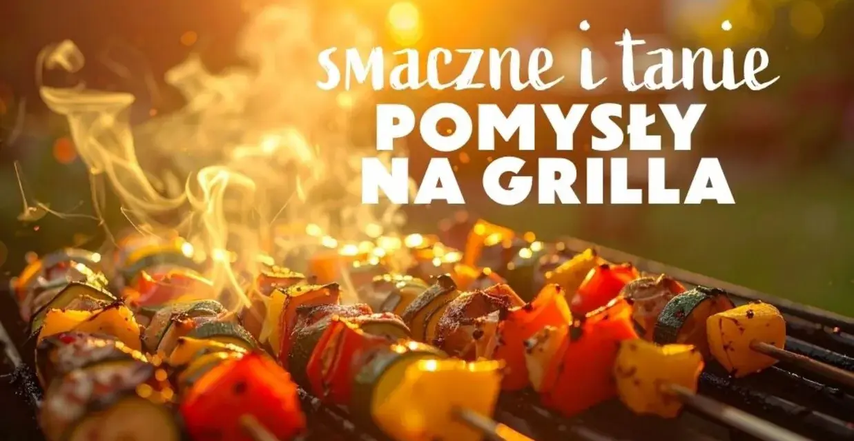 Szukasz co na grilla tanio? Aromatyczne szaszłyki z warzywami i mięsem pieką się na ruszcie w blasku zachodzącego słońca.