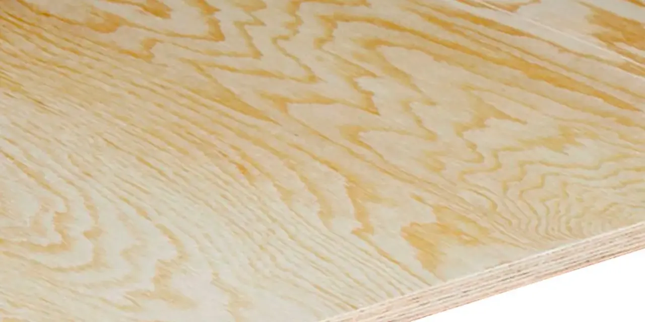 Närbild på en skiva vattenfast plywood utomhus med tydliga ådringar i träet. Perfekt för byggprojekt som kräver tålighet.