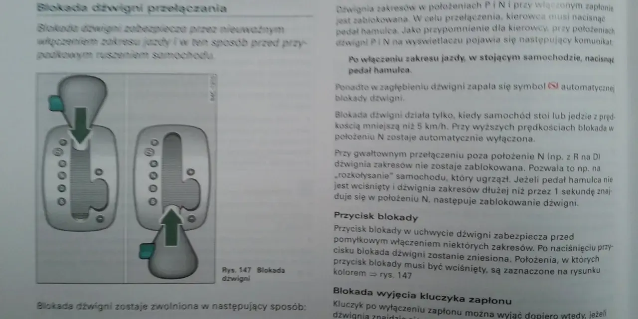Schemat blokady dźwigni w Audi z tiptronic. Pokazuje, jak nacisnąć hamulec, by odblokować dźwignię.
