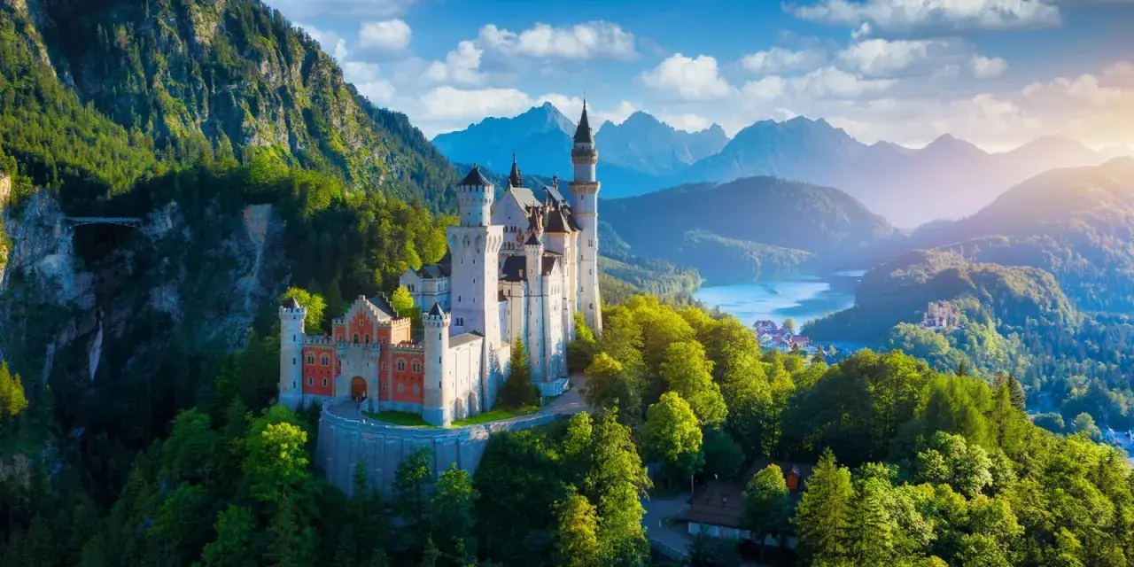 Zamek Neuschwanstein, jeden z najpiękniejszych miejsc w Europie, w otoczeniu gór i jeziora.