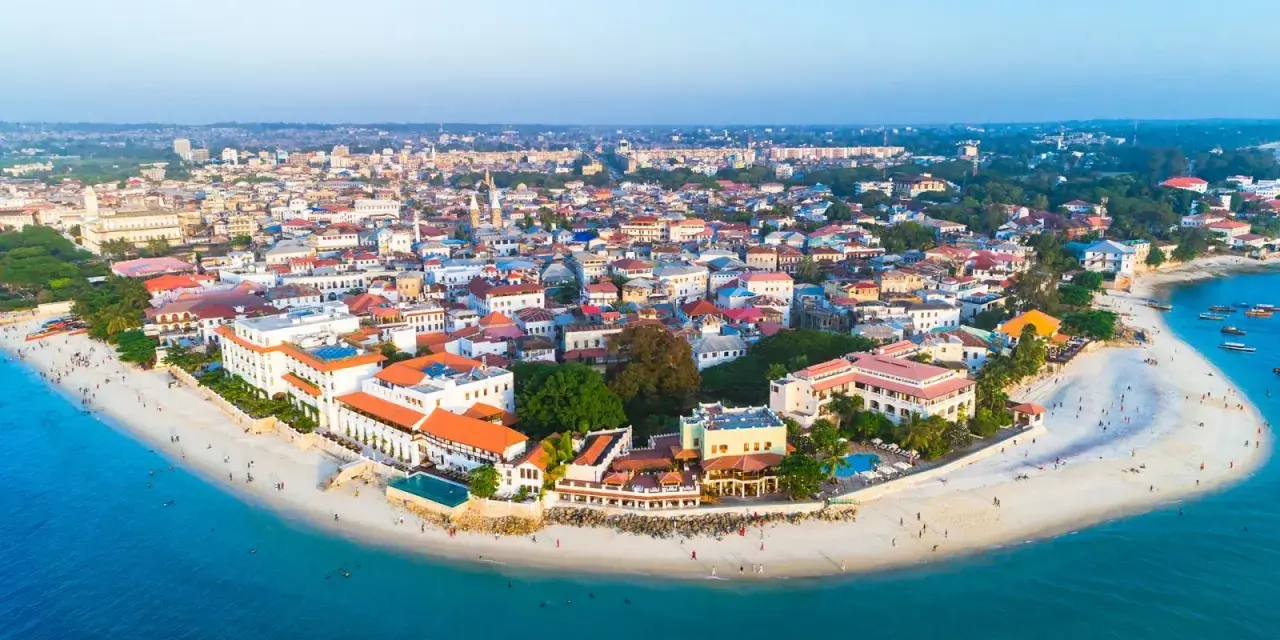 Zanzibar, idealne miejsce, gdzie na wakacje w sierpniu. Białe plaże, turkusowa woda i zabytkowe miasto zapraszają do odpoczynku.