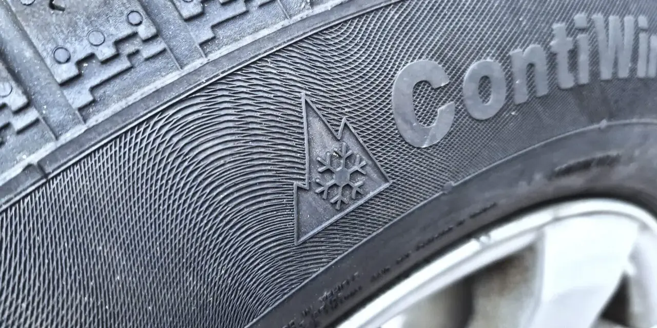 Gomme invernali ContiWinterContact con simbolo fiocco di neve e montagna. Perfette per affrontare la neve e il ghiaccio.