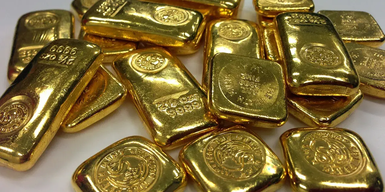Lingotti di ottone e oro luccicano, un tesoro scintillante che promette ricchezza.