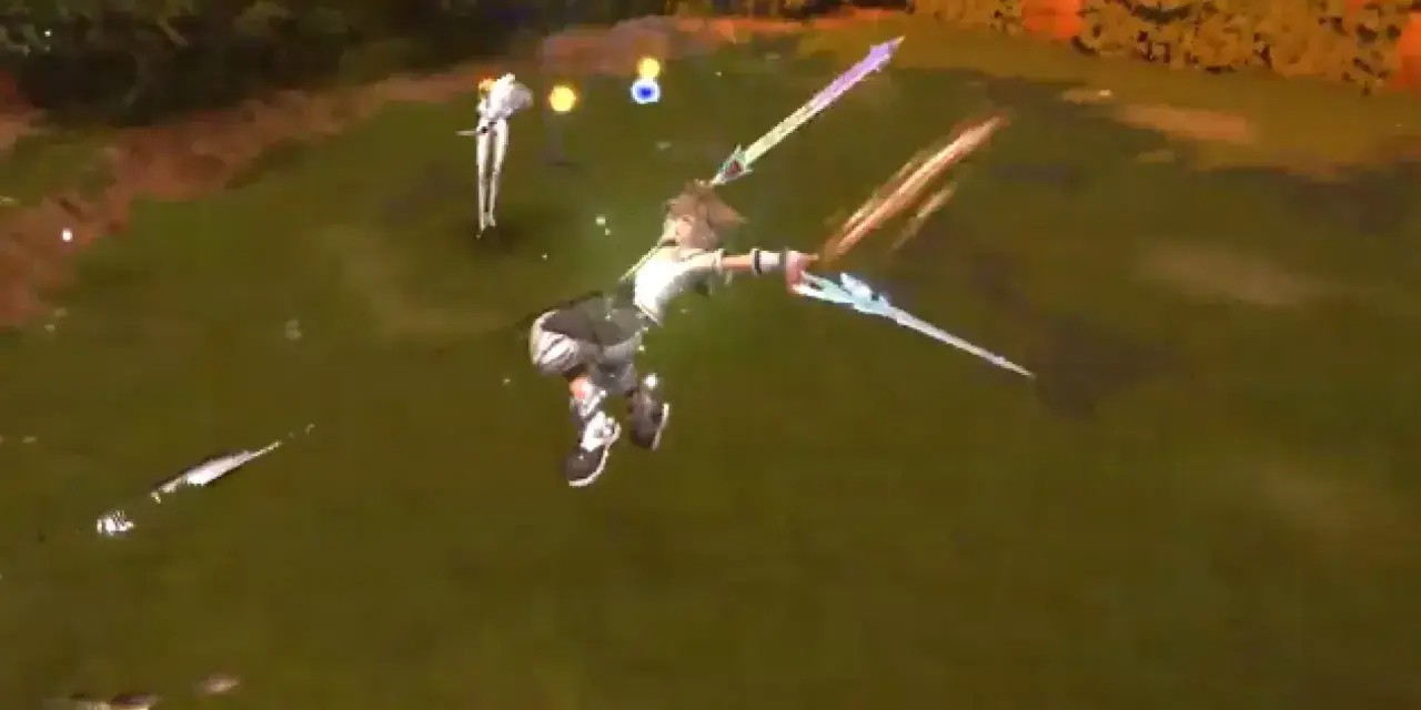 Sora en acción con su arma Artema KH3, lanzando un ataque triple contra enemigos en un campo verde.