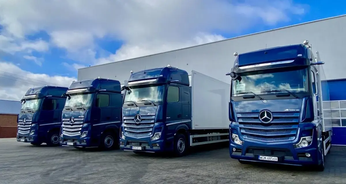 Cztery granatowe Mercedesy Actros gotowe do trasy. Taki tabor to pewność dobrych zarobków w sl express.