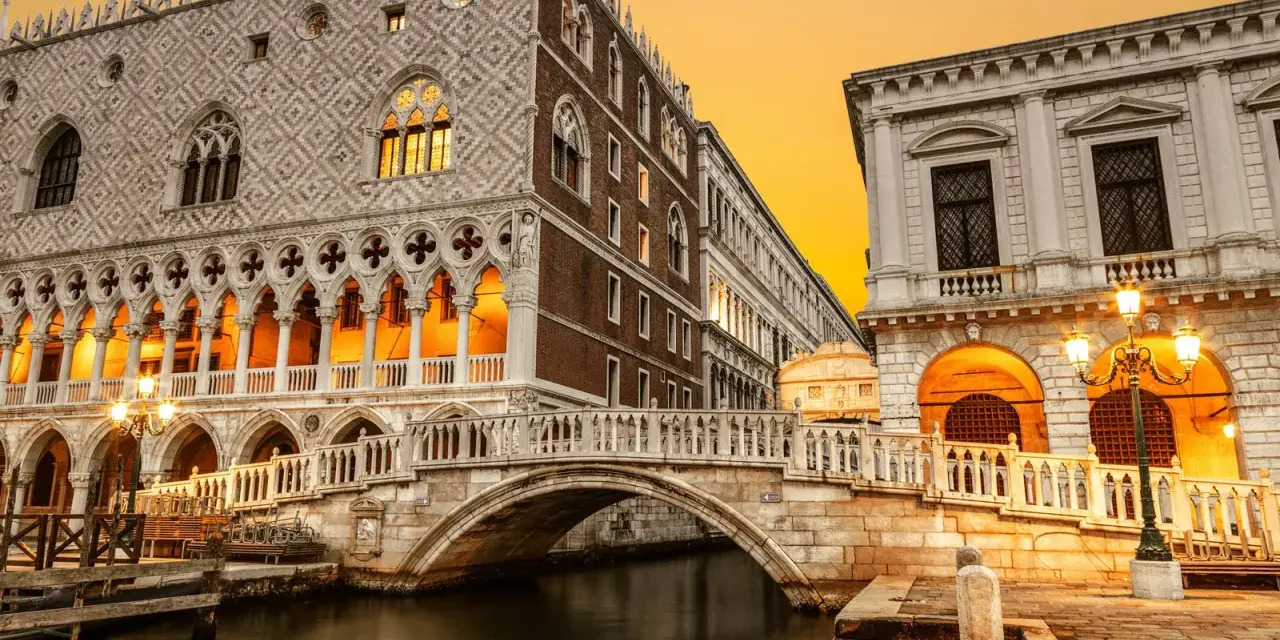 Ponte dei Sospiri, parte del palazzo delle prigioni a Venezia, al tramonto.