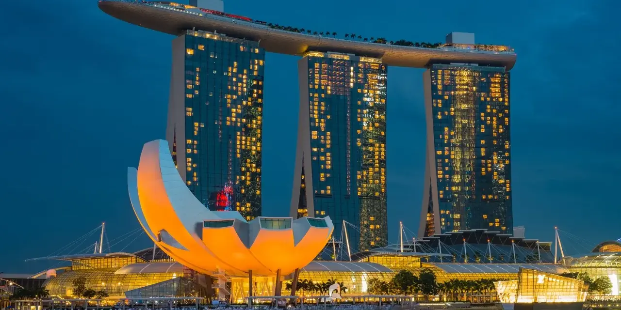 Wieczorem w Singapurze, Marina Bay Sands lśni światłami. Czy Singapur jest bezpieczny? Tak, to miasto-państwo słynie z bezpieczeństwa.