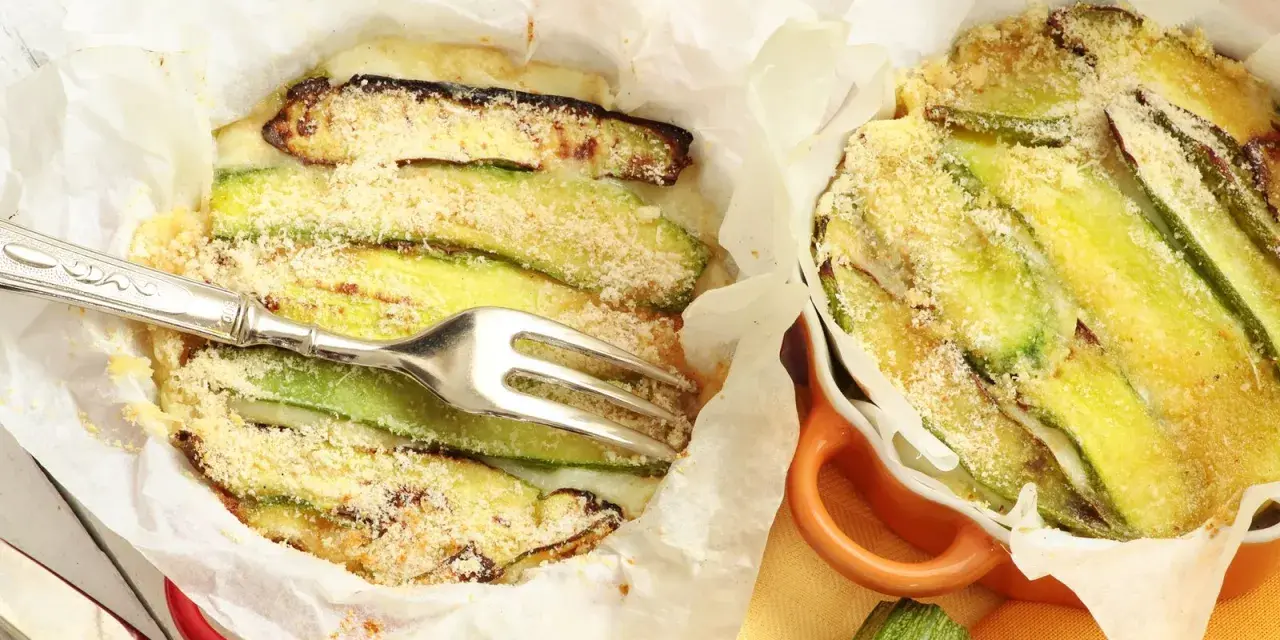 Parmigiana di zucchine appena sfornata, dorata e profumata, pronta per essere gustata.