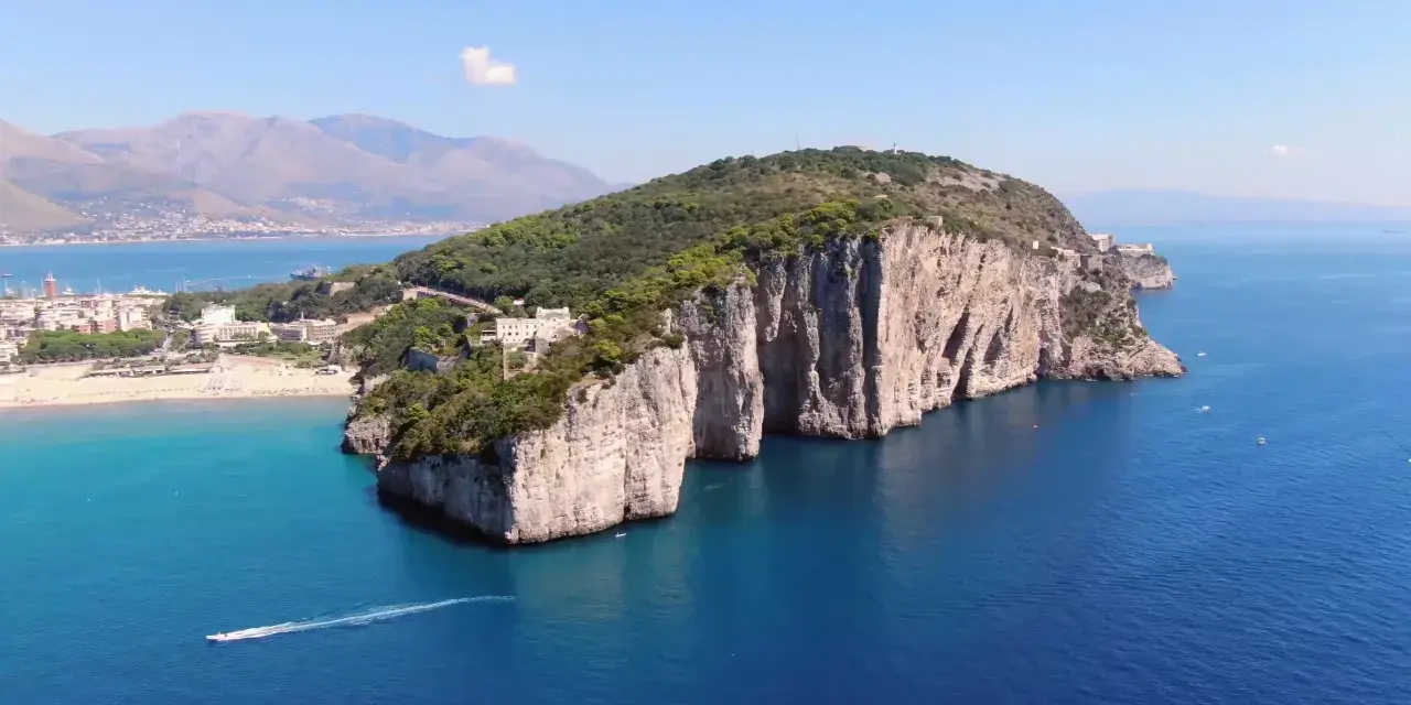 Montagna Spaccata Gaeta: Guida Completa, Leggende e Visita