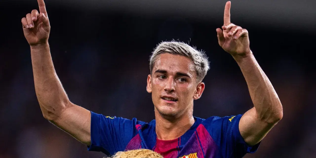 Pablo Gavi, con el pelo teñido de rubio, levanta los brazos y señala al cielo, celebrando un gol.