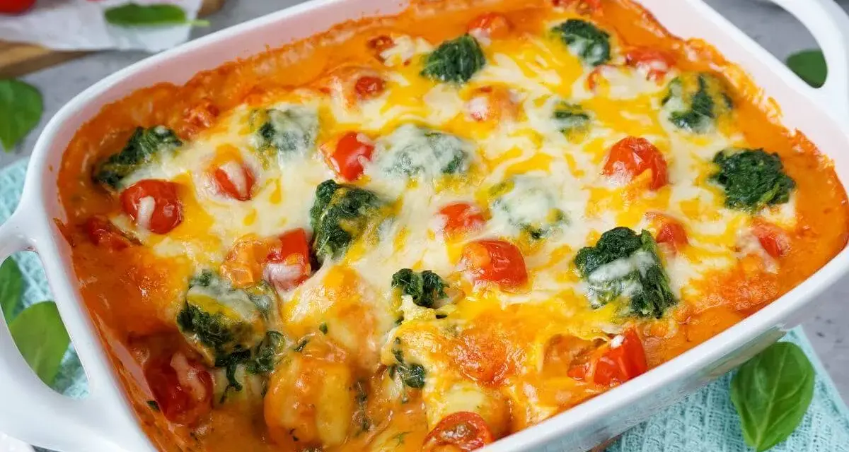 Herzhaftes Auflaufgericht mit Gnocchi, Brokkoli und Tomaten, überbacken mit Käse. Perfekt für kinder rezepte!